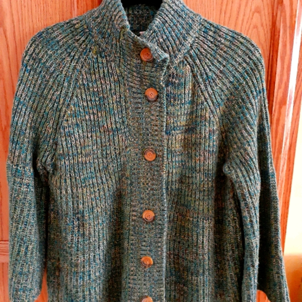 Button swing sweater